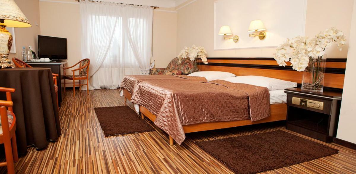 Wzgorze Toskanii Conferences & Restaurant เชสมีโรโว ภายนอก รูปภาพ